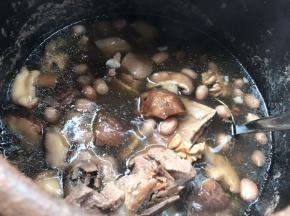 一小时后加入盐调味即可