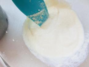 将豆腐放入容器中，尽可能的压细腻。