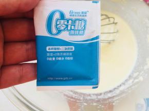 加入零卡糖。这里的零卡糖可以用任何代糖代替。甜度自己把握。也可以用普通的饿红糖或者砂糖。普通的砂糖或者红糖用量50或者60都可以。