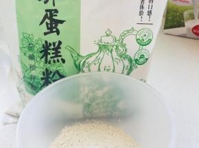 将苦荞蛋糕粉与泡打粉混合。