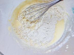 筛入之前的豆腐蛋糊中。搅拌均匀。