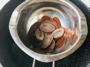 黑巧克力隔水融化。