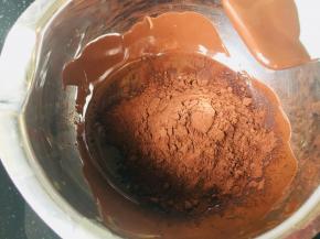 加入可可粉，搅拌均匀。