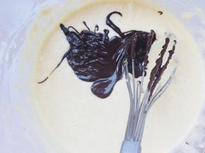 加入到豆腐蛋糊中，搅拌均匀。