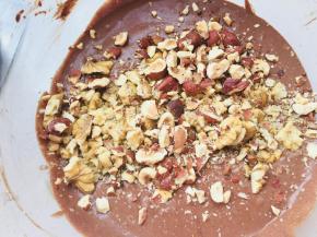 加入压碎的核桃仁与榛子仁。简单搅拌。