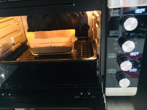 烤箱180度30至35分钟，具体时间根据自己烤箱脾气酌情增减。出炉摊凉放入冰箱冷藏。