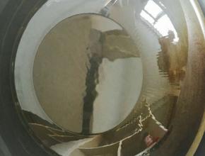 锅中放油，加热到7成左右。