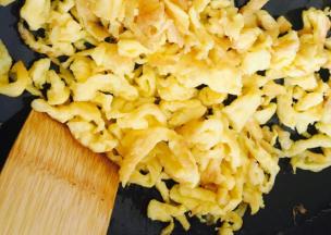 倒入打散的蛋液快速翻炒至小块，盛出备用。