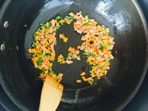 另锅中放少许油，倒入切好的蔬菜丁。