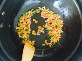 另锅中放少许油，倒入切好的蔬菜丁。