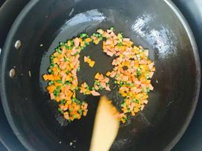 蔬菜丁炒至变色。