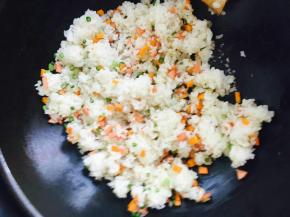 倒入剩米饭大火快速翻炒。