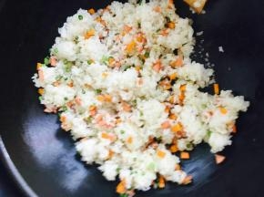 倒入剩米饭大火快速翻炒。