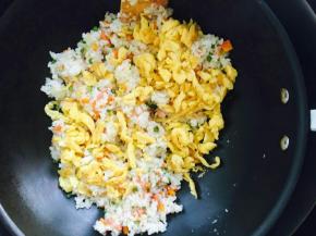 倒入之前炒好的鸡蛋。