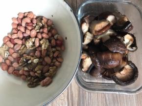 把提前泡发好的香菇洗净，撕开成块，花生和核桃洗净备用