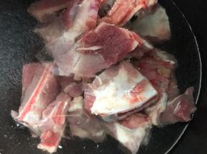 猪脊骨洗净后用盐水浸泡一小时左右，以去血污
