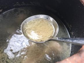 猪脊骨煮开后，撇去浮末