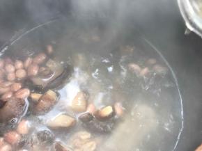 加入花生、核桃和香菇，再次煮开后转小火慢炖一小时