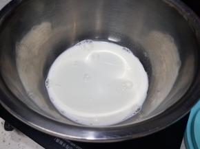 首先，我们来制作泡芙皮。把材料A放入奶锅。