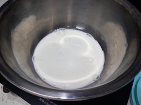 首先，我们来制作泡芙皮。把材料A放入奶锅。