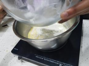 将材料B过筛后倒入锅内搅匀。