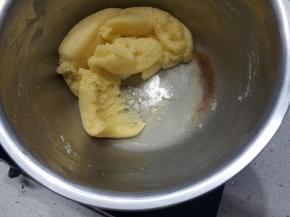 当拌至锅底出现结膜状态后关火。