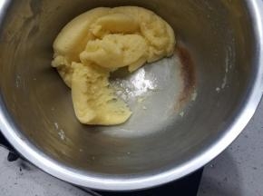 当拌至锅底出现结膜状态后关火。