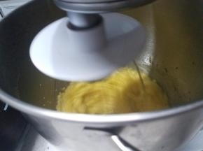 然后转移到厨师机，一个一个把鸡蛋加入，完全搅匀后再加入下一个鸡蛋。