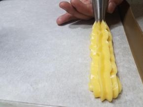 把搅拌好的面糊装入裱花袋，选用的三能的八齿花嘴，直接在烤盘上挤成长条状即可。