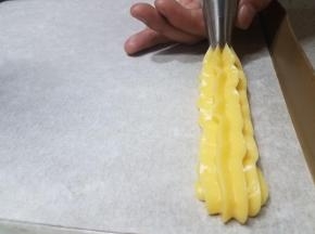 把搅拌好的面糊装入裱花袋，选用的三能的八齿花嘴，直接在烤盘上挤成长条状即可。