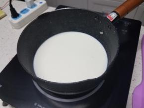 在烤制泡芙皮的适合，我们来准备卡仕达酱，将准备好的材料A放入奶锅加热，烧开后关火放凉3分钟。