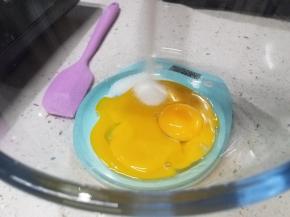 把B搅匀后，把C倒入B内再次搅匀。