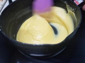 然后筛入奶锅，小火熬制成粘稠状，关火，把D放入再次搅匀，放凉。