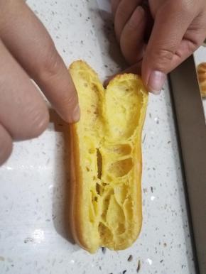 或者把泡芙从中间切开，挤上卡仕达酱。