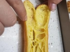 或者把泡芙从中间切开，挤上卡仕达酱。