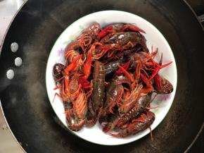 再洗净沥水，放入开水锅中蒸10分钟