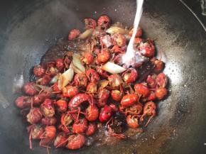 调入香醋，淋入淀粉水勾芡即可