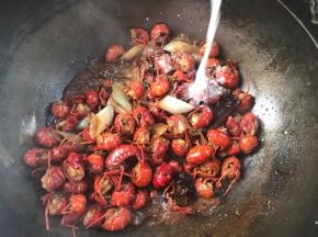 调入香醋，淋入淀粉水勾芡即可