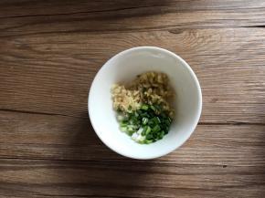 备好姜末、蒜末、葱花