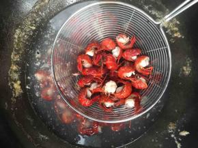 同冷水一起下锅，大火煮开，捞出，冲洗干净