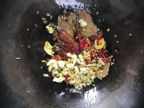 锅烧热油，放入大葱以外的所有配料，爆香