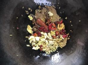 锅烧热油，放入大葱以外的所有配料，爆香