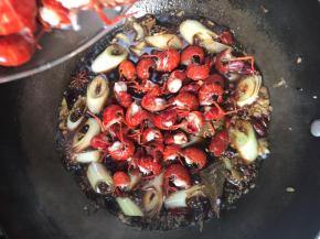 放入虾球，大火烧开转小火烧10分钟