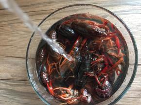 用盐水浸泡半小时，以去污渍