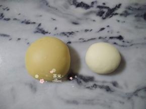 主材料揉成光滑面团。副材料除了色粉之外，揉成白面团。