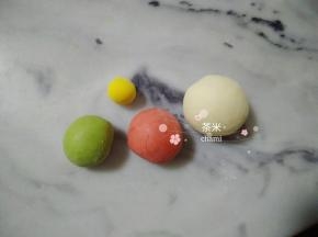 白面团，分出40克待用。
绿色团，分出20克揉入菠菜粉，
黄面团，分出3克揉入南瓜粉，
剩下的面团，揉入红曲粉。