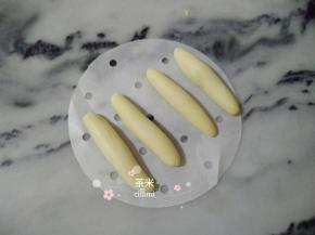 白面团，平均分成每个剂子10克，先揉圆后搓成长条状。