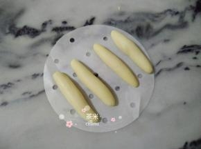白面团，平均分成每个剂子10克，先揉圆后搓成长条状。