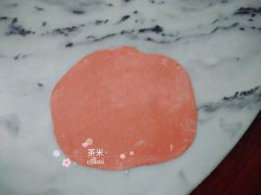 红面团，擀成薄片。