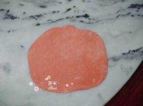 红面团，擀成薄片。